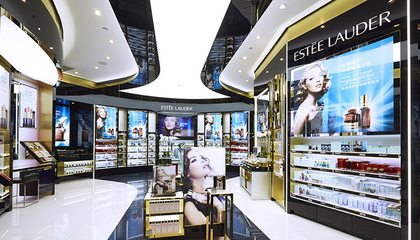 關(guān)稅下調(diào)引發(fā)進(jìn)口化妝品降價(jià)潮，市場銷售格局或?qū)⒅厮? class=